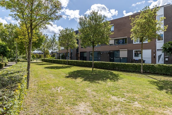 Foto - Verkocht onder voorbehoud: Instapklare ruime tussenwoning uit 1997 met 3 slaapkamers, moderne badkamer, tuin en garage in Heerlen